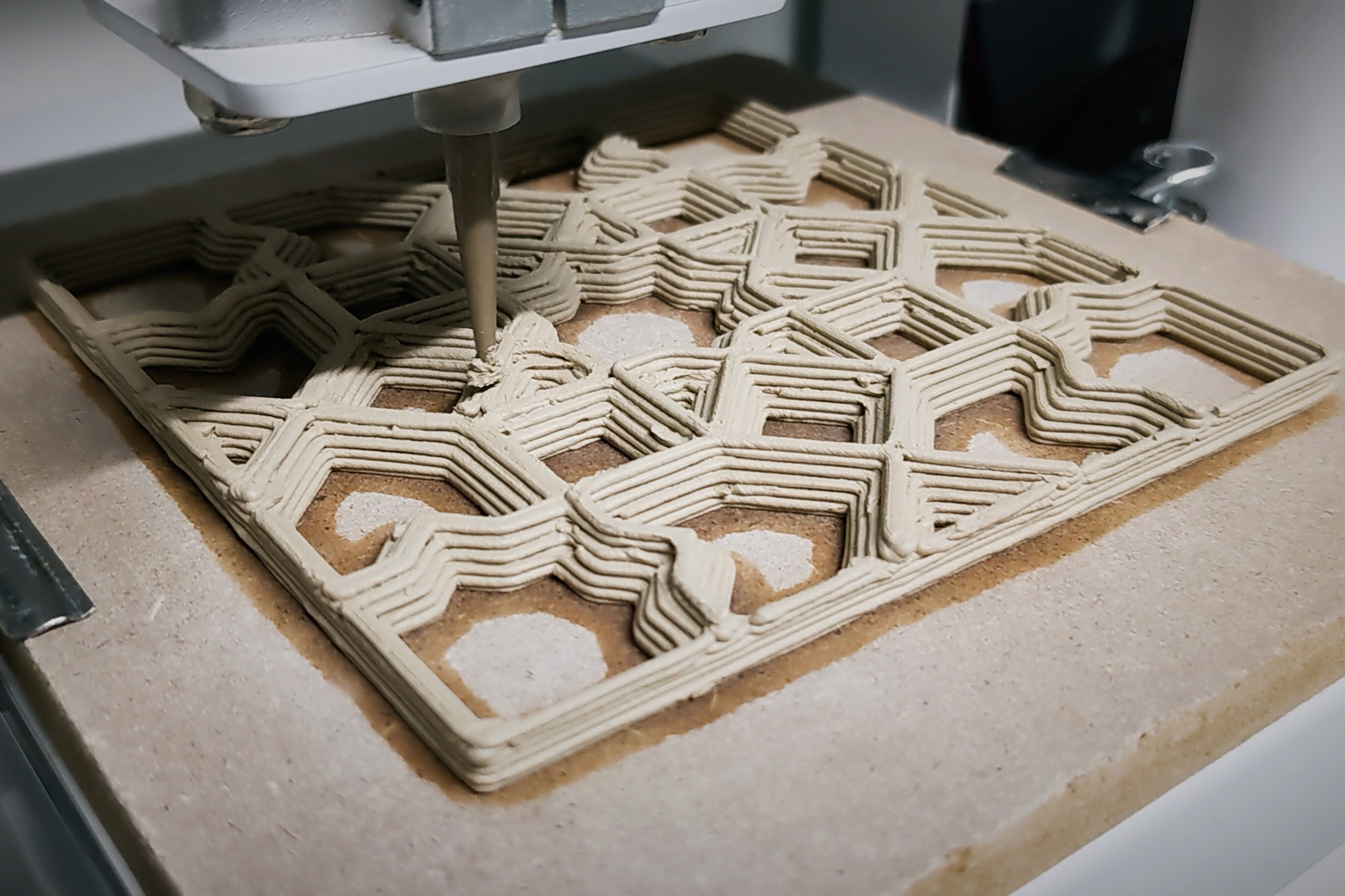 Ceramic 3D-printer printing a Zellij-inspired pattern out of soft clay