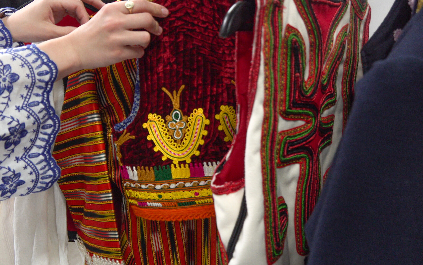 Mes Fijeve (Between Threads)