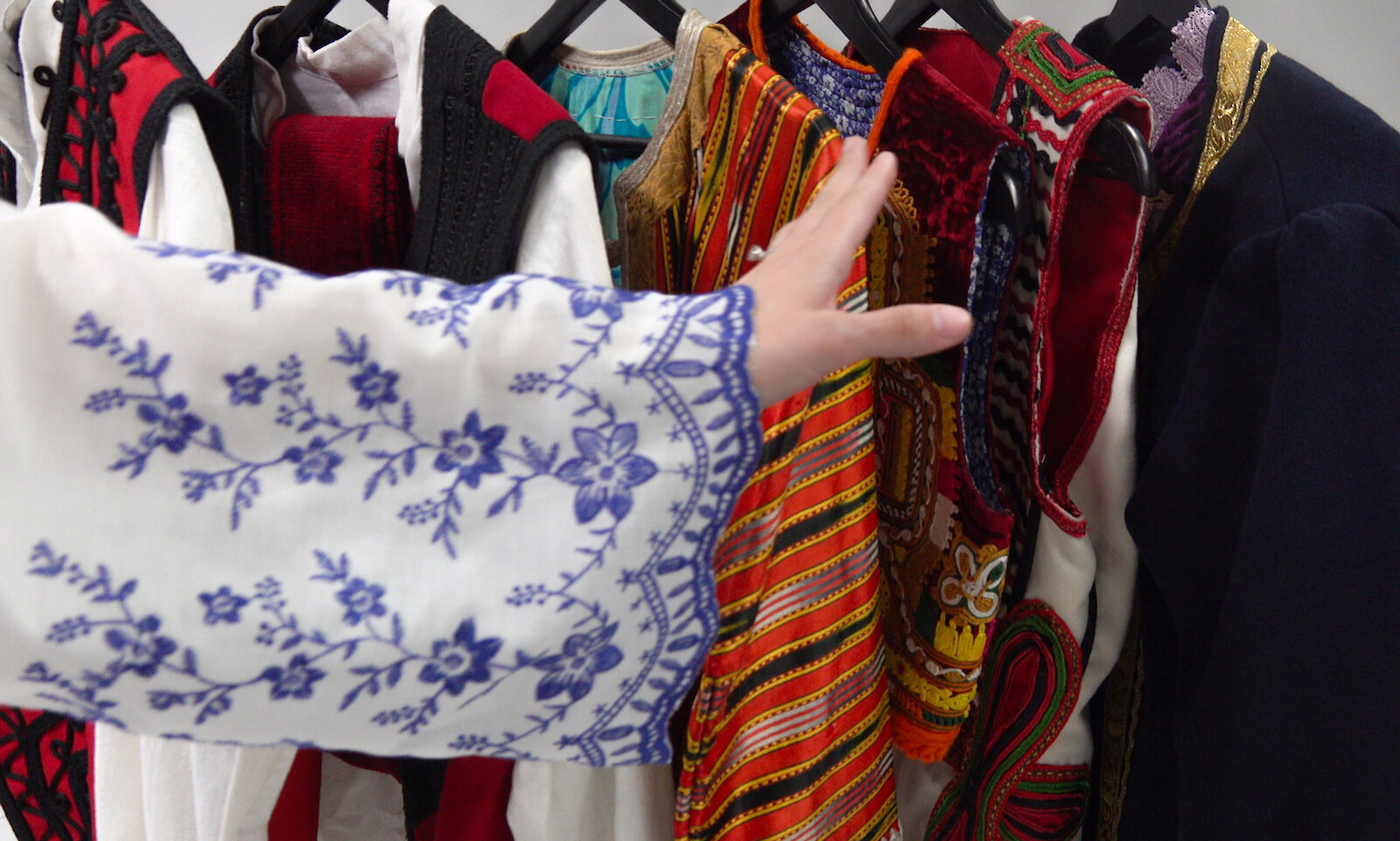 Mes Fijeve (Between Threads)