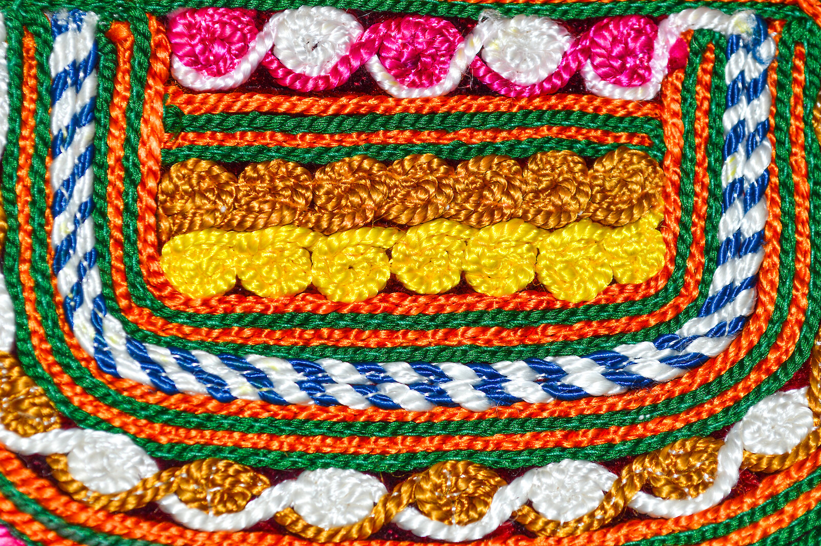 Mes Fijeve (Between Threads)