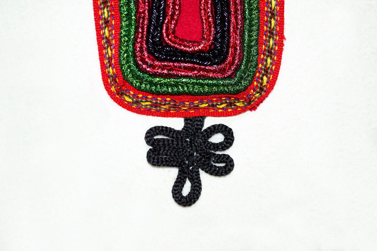 Mes Fijeve (Between Threads)