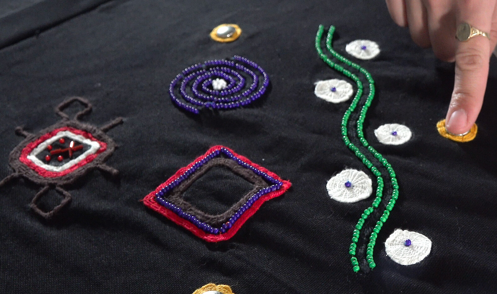 Mes Fijeve (Between Threads)