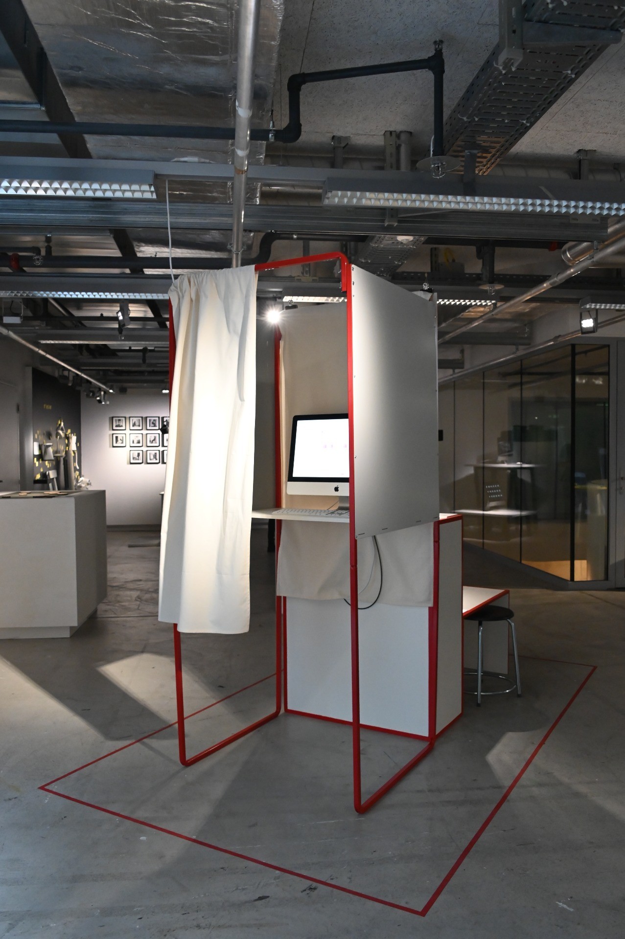 Exhibition piece consisting of a «voting booth», a digital platform and a discussion area