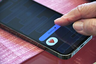 Ein Bildschirmelement wird berührt um mehr darüber zu erfahren