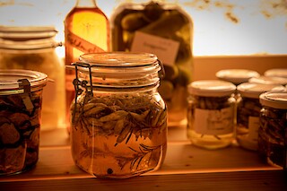 Einige der Konserven, die der Verein für die Versorgung der Mitglieder*innen im Notfall lagert.