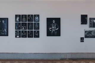 Portraits von Produzent*innen im Culinarium Alpinum. In der Mitte die ivorische Kakaobäuerin Yao Koné, die die Idee für den ersten Kakaobaum von Stans hatte.