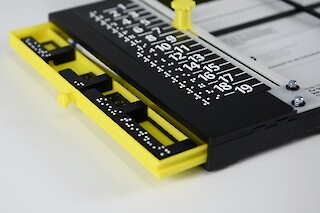 Die verschiedenen Schablonen werden in der eingebauten Schublade gelagert