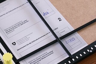 Durch das Abstimmungs-Kit wird das autonome Abstimmen für blinde Menschen ermöglicht