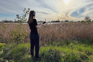 Klangkulissen werden mit dem Zoom Handy-Rekoerder gewonnen. Donaumoos. Mai 2024. Erstellt von Nepomuk Heller