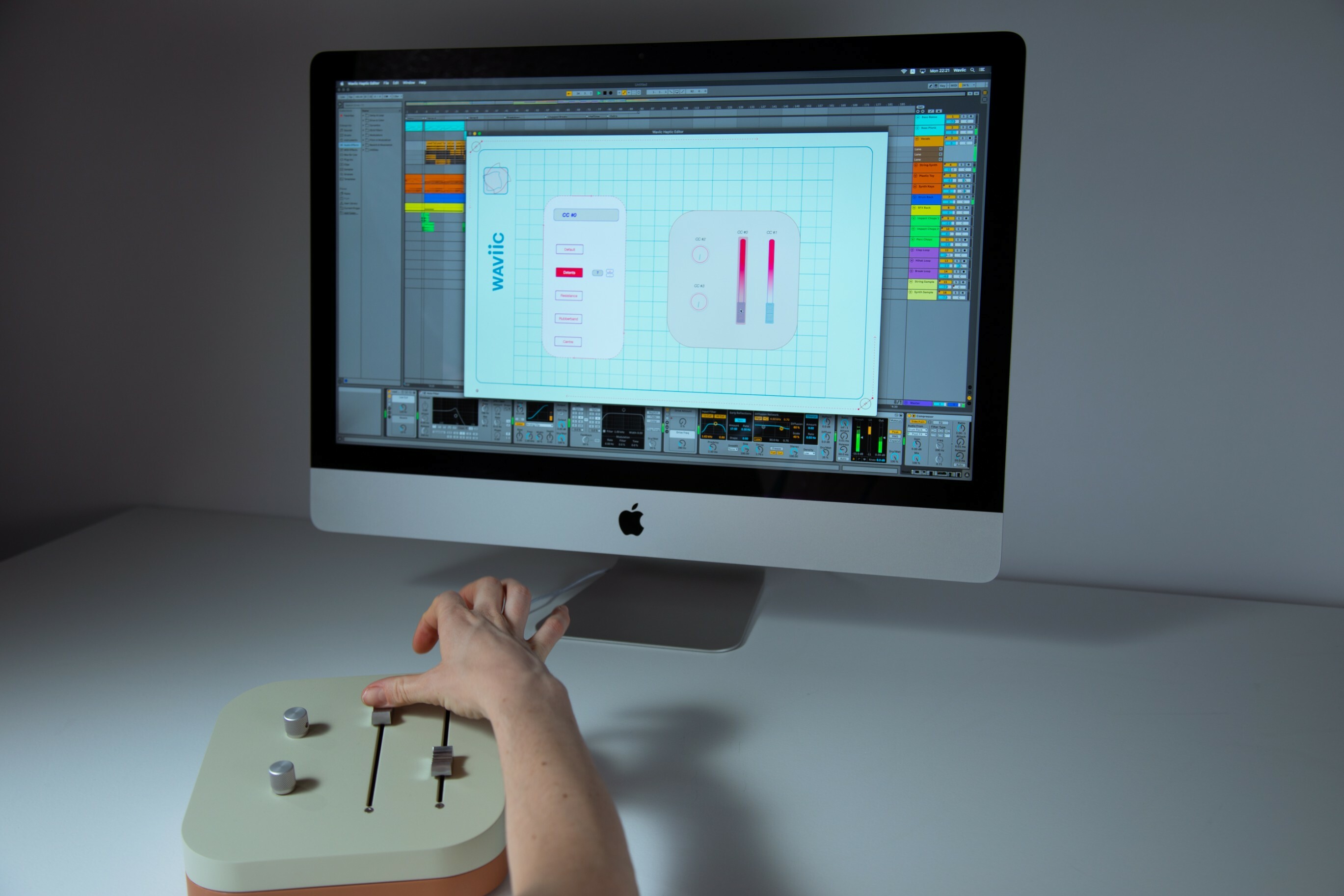 Mint Waviic being configurated with the «Waviic Haptic Editor»