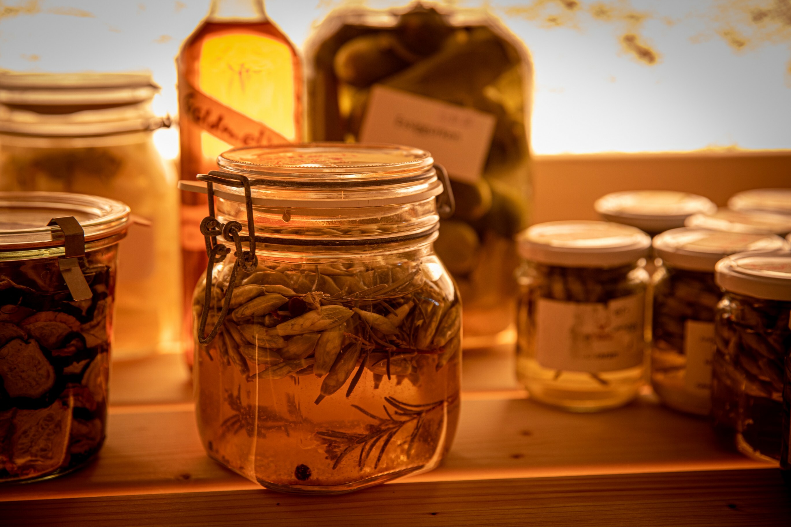 Einige der Konserven, die der Verein für die Versorgung der Mitglieder*innen im Notfall lagert.