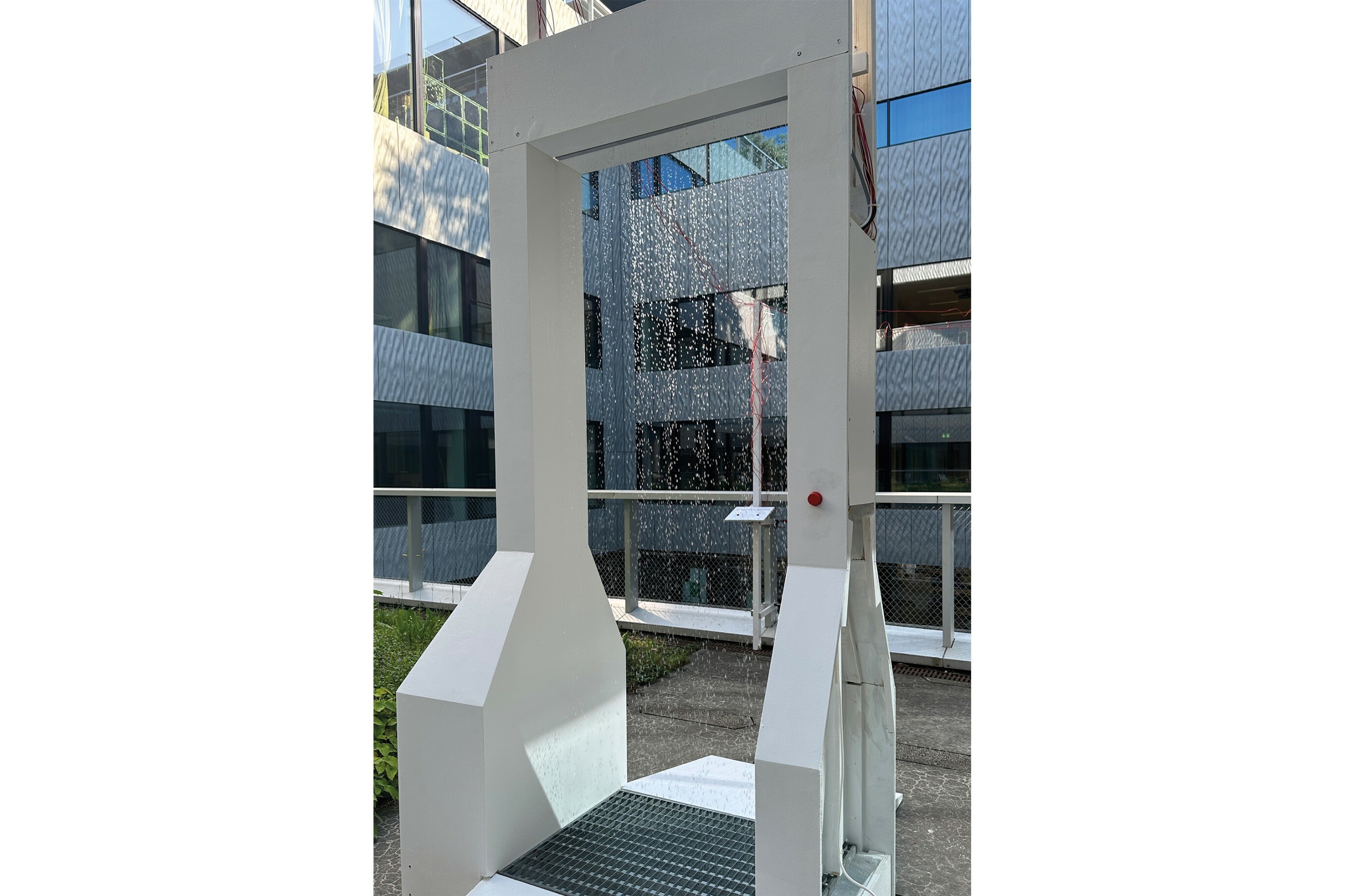 Die Installation "Waterloo" wurde im Innenhof der ZHdK gezeigt. Die Installation macht das Vertrauen in die Dinge auf spielerische Weise räumlich erfahrbar.