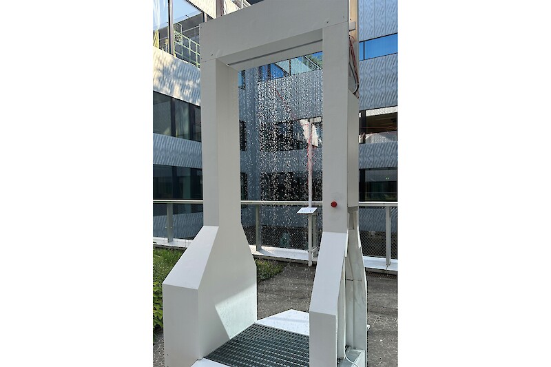 Die Installation "Waterloo" wurde im Innenhof der ZHdK gezeigt. Die Installation macht das Vertrauen in die Dinge auf spielerische Weise räumlich erfahrbar.